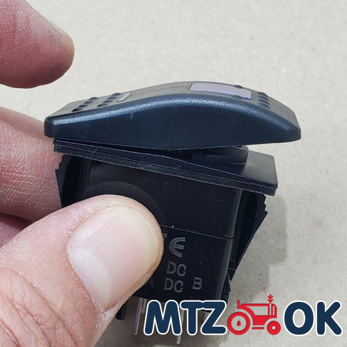 Колпачек на гайку 32 (пластик) стрелка Колпачек на гайку 32 (пластик) стрелка