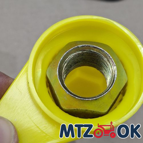 Колпачек на гайку 32 (пластик) стрелка Колпачек на гайку 32 (пластик) стрелка