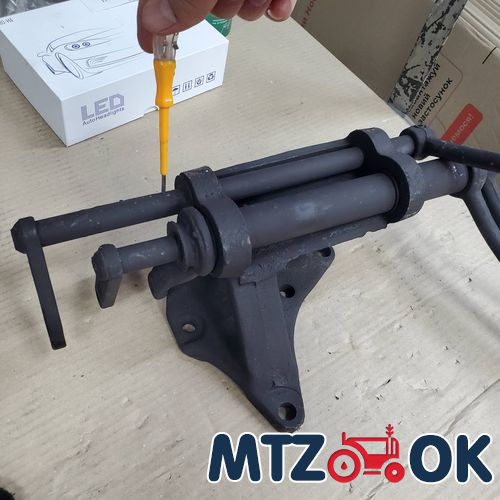 Капот МТЗ 892 в сборе (без боковин) (собств. пр-во) 90-8402020 Капот МТЗ 892 в сборе (без боковин) (собств. пр-во) 90-8402020